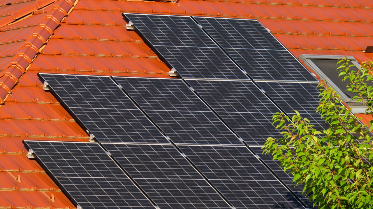 Päikesepaneelide tasuvus sõltub muu hulgas sellest, kui palju toodetud elektrist majapidamine ise ära kasutab. Gridea.io aitab seda oma tarbimisandmete põhjal hinnata. Foto: Pexels